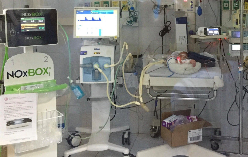 Trẻ được điều trị tích cực như thở máy tần số cao, sử dụng surfactant, khí NO và nhiều thuốc vận mạch. Ảnh: BVCC.