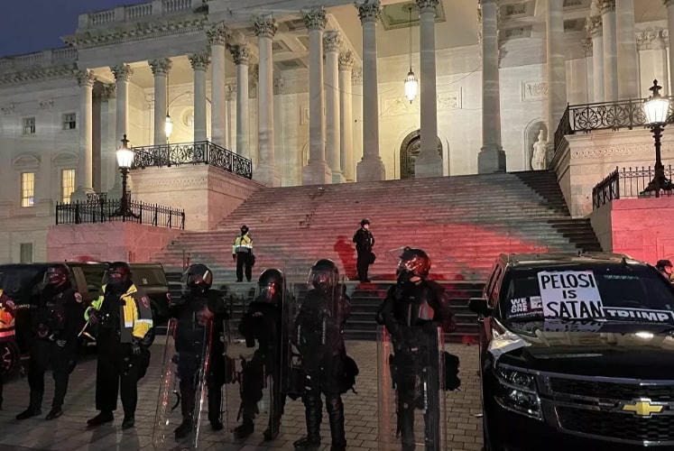 Bên ngoài tòa nhà Quốc hội Mỹ khi người biểu tình đã được đưa ra ngoài. Ảnh: Sputnik.