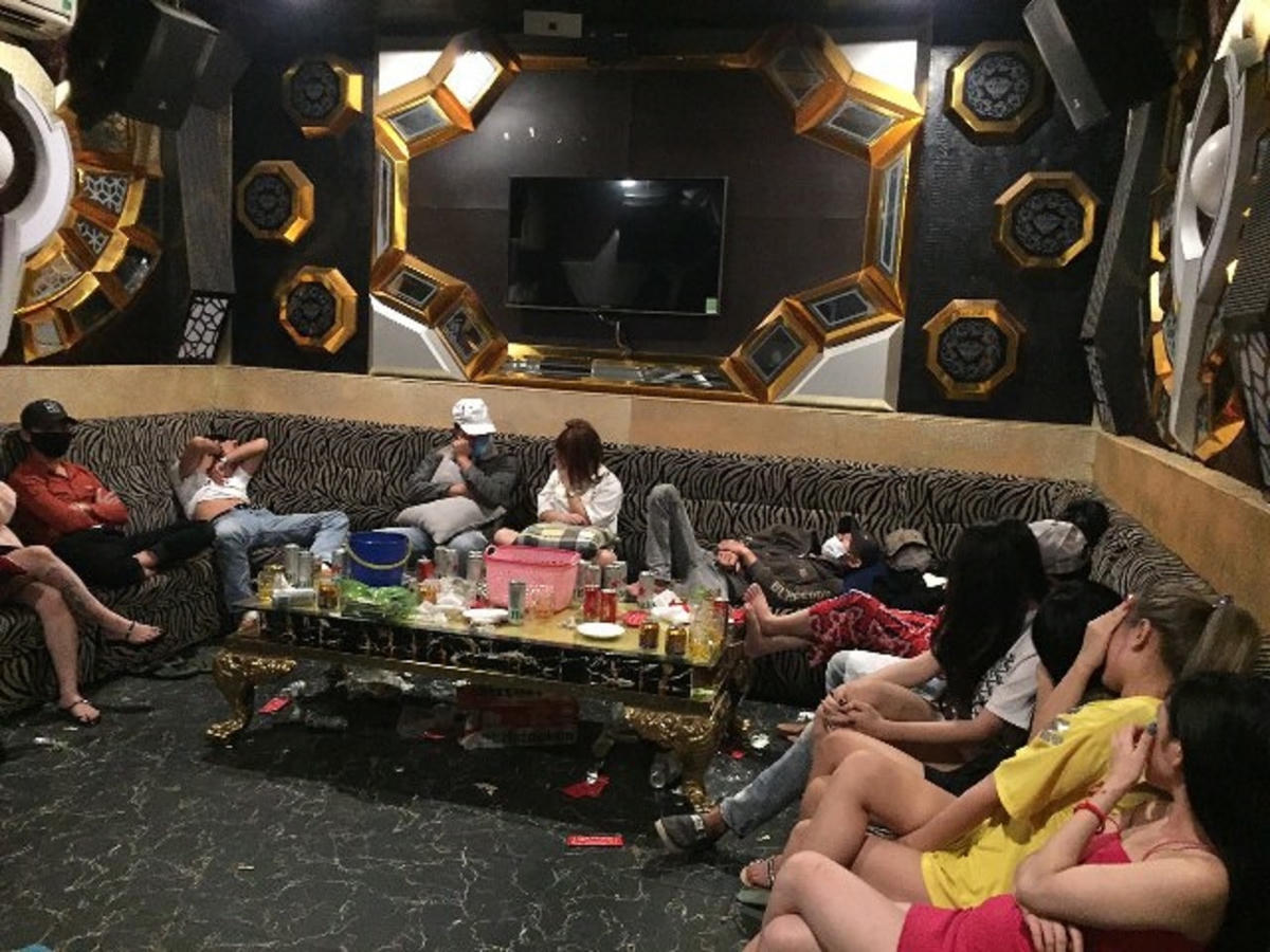 Lực lượng chức năng kiểm tra nam, nữ trong quán karaoke.