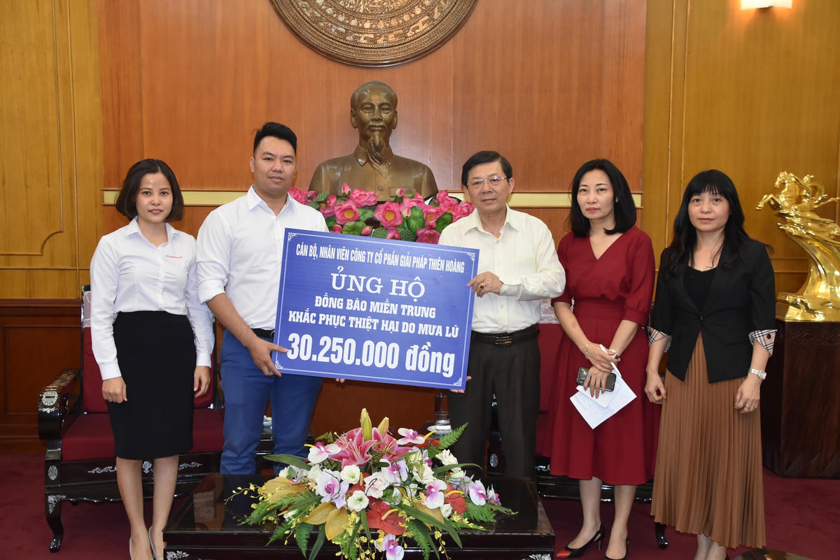 Phó Chủ tịch Nguyễn Hữu Dũng tiếp nhận ủng hộ từ Công ty CP Giải pháp Thiên Hoàng.