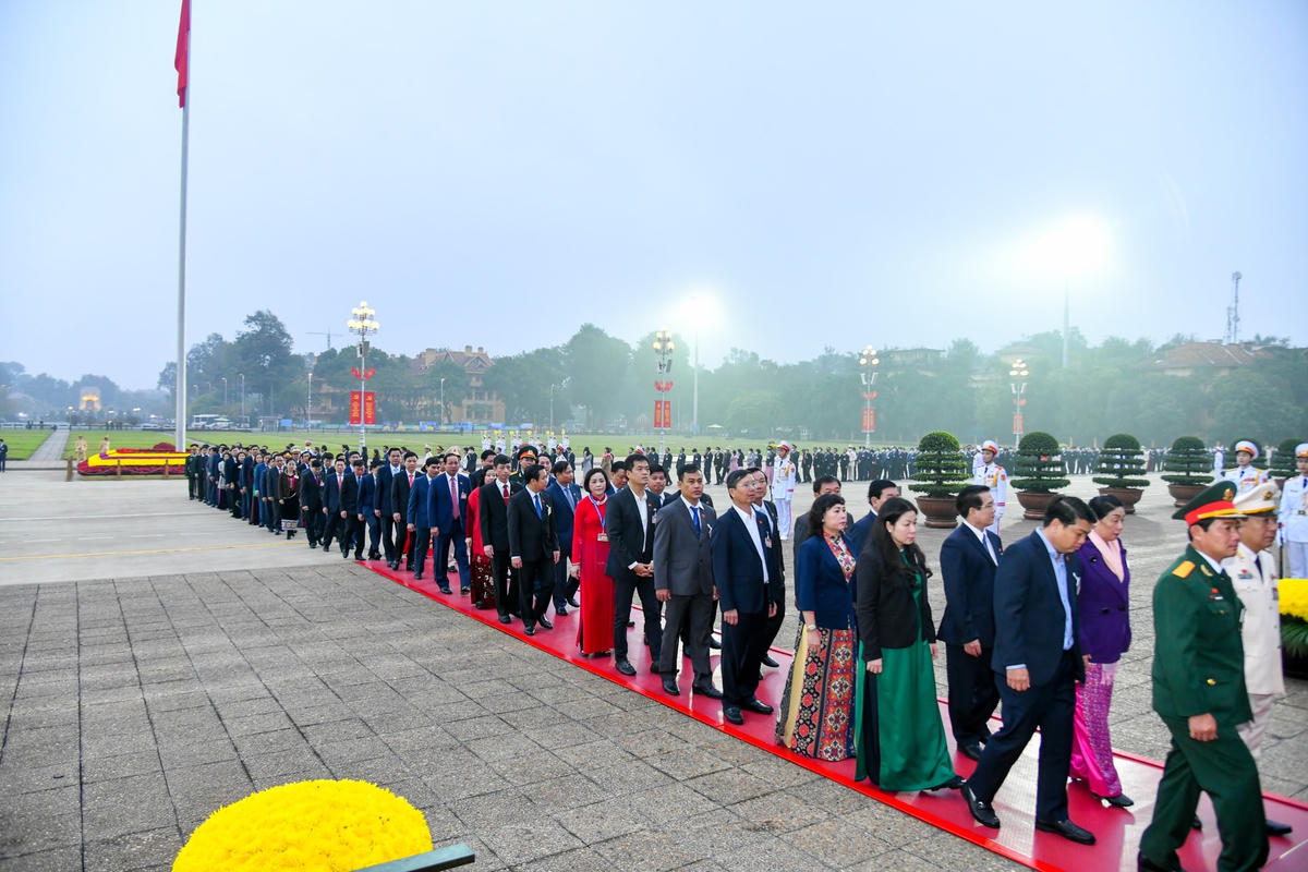 Các đại biểu vào Lăng viếng Chủ tịch Hồ Chí Minh.