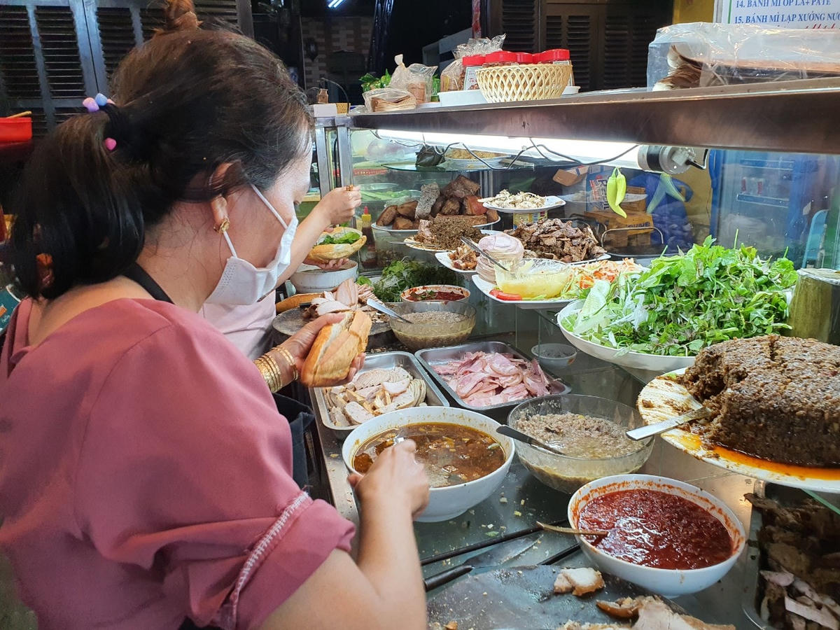 Nhân viên vẫn tiếp tục phục vụ bánh mì Phượng.