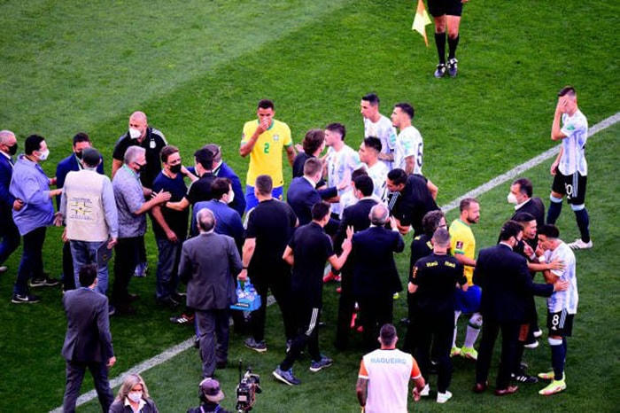 Đại chiến Argentina – Brazil gặp sự cố hy hữu chỉ sau 5 phút khiến Messi nổi giận