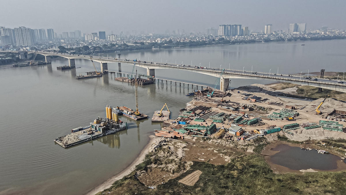 “Dù vậy, công trình cũng gặp rất nhiều khó khăn khi thực hiện hạng thi công bệ thân trụ, bịt đáy dưới nước. Bởi trong quá trình thực hiện thi công có thể xảy ra một số khó khăn như điều kiện thời tiết, mùa nước có thể lên xuống khác nhau. Nhưng chúng tôi cũng đã lường trước được nhưng khó khăn đó nên cơ bản không có vấn đề gì xảy ra. Đơn vị sẽ cố gắng đẩy nhanh tiến độ thực hiện hạng mục này từ nay đến tháng 4 năm sau, trước khi mùa lũ phải hoàn thành” - ông Phương nói.