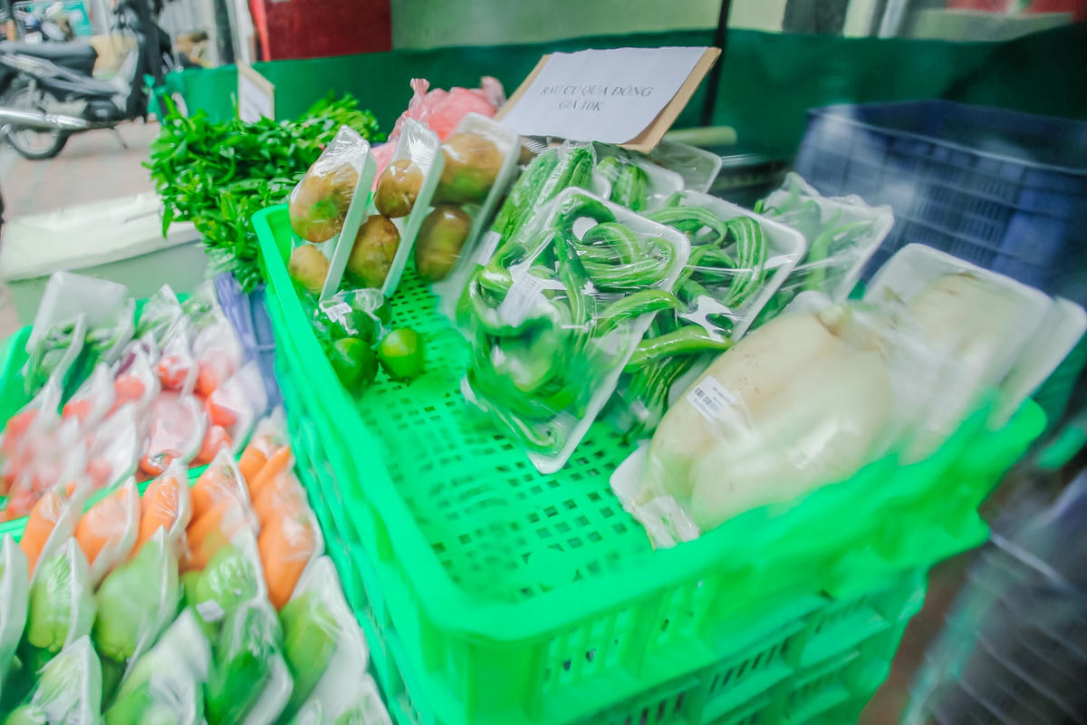 Các mặt hàng cung ứng tại gian hàng thiết yếu không người bán gồm các loại rau, củ, quả như: Khoai tây, cà chua, rau xanh... được đóng gói trong khay đựng.