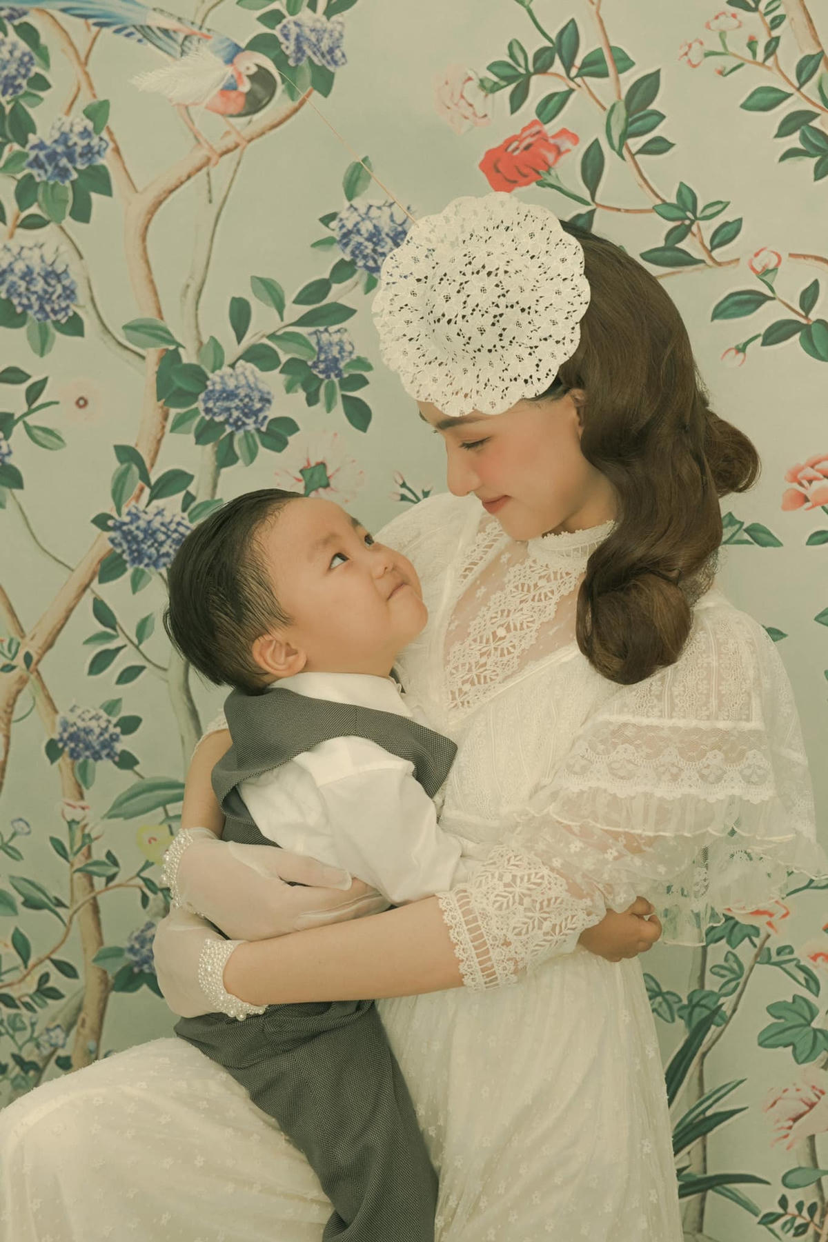 Cách chăm sóc con của cô cũng vô cùng khéo léo và khoa học.