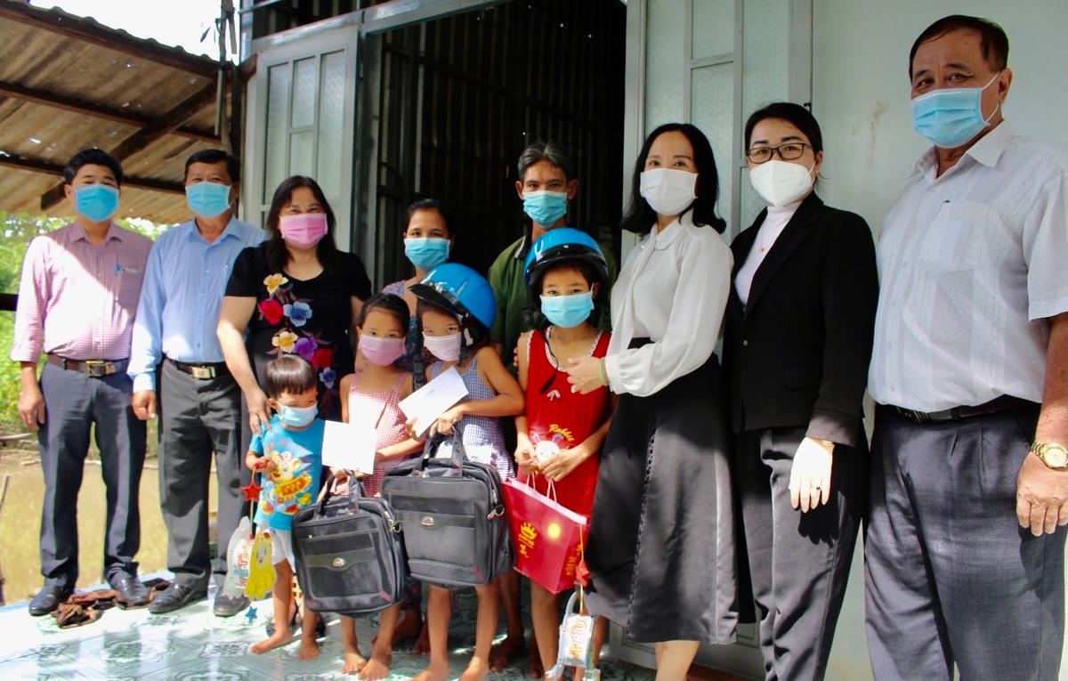 Trao quà của Phó Chủ tịch nước Võ Thị Ánh Xuân cho trẻ em nghèo, cận nghèo, đặc biệt khó khăn các quận, huyện. 