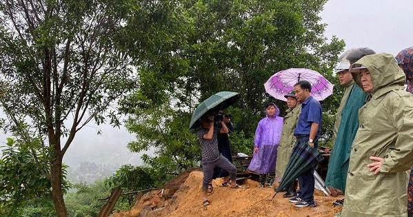 Lãnh đạo tỉnh kiểm tra sạt lở núi xã Sơn Long.
