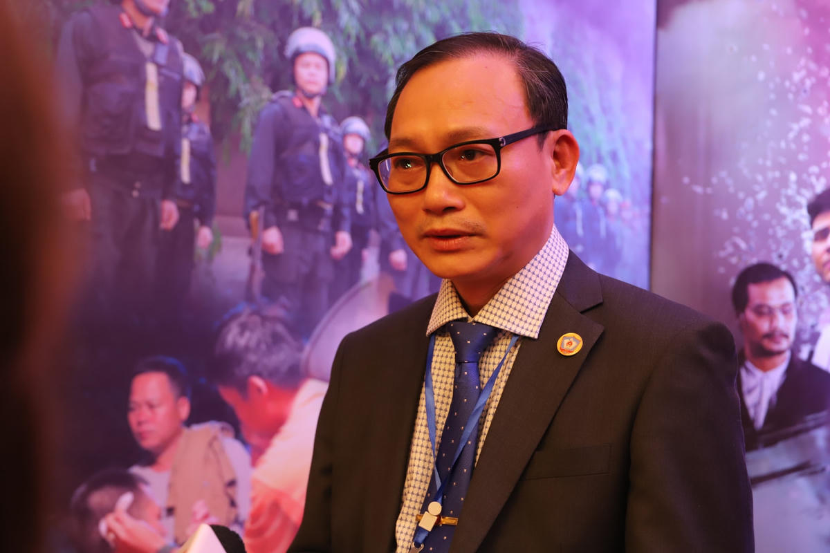 Chuyên gia tội phạm Đào Trung Hiếu trong vai trò Phó đạo diễn.