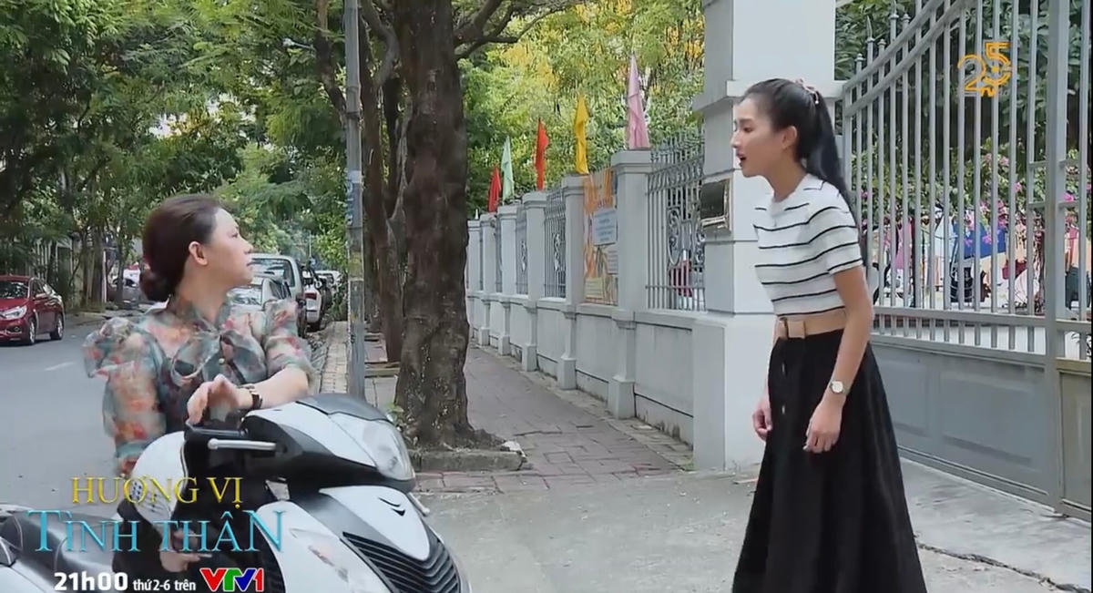 Phụ huynh đến đón con nhưng Diệp lại bỏ mặc học sinh chơi một mình để đứng chờ Dũng. Ảnh: CMH.