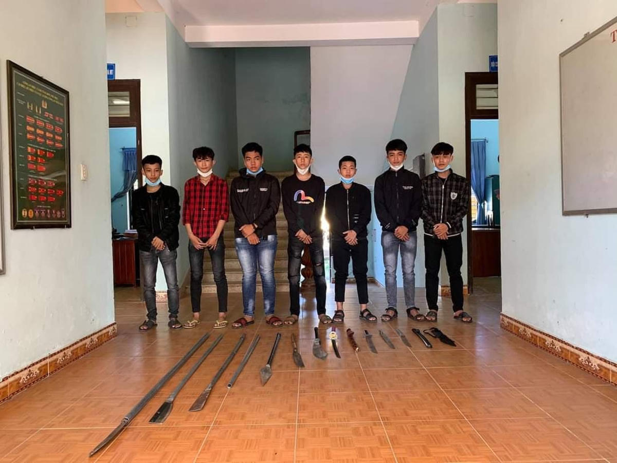 Nhóm thanh niên cùng hung khí tại cơ quan Công an.