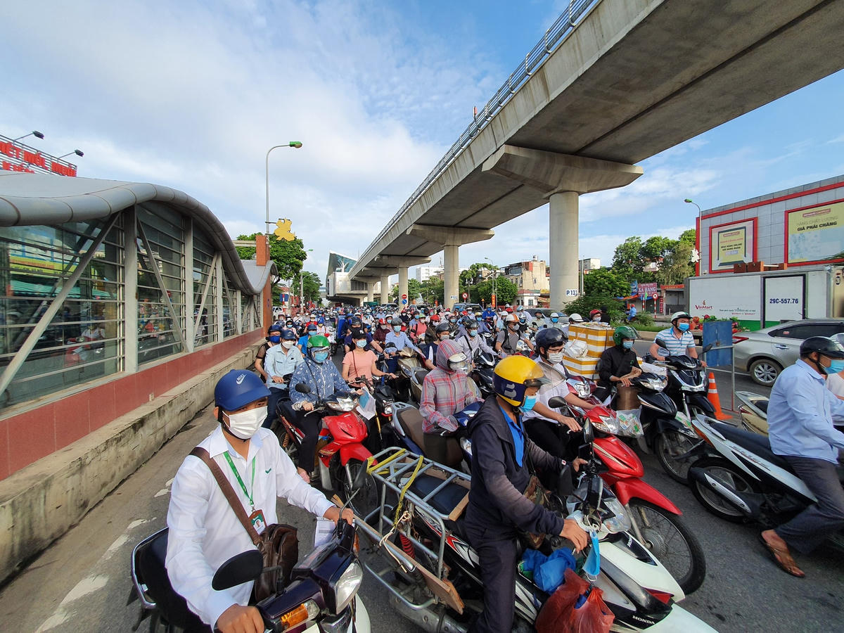 Theo thông báo từ lực lượng chức năng thành phố Hà Nội, trong hai ngày 6 và 7/9, các lực lượng chức năng sẽ chỉ tiến hành kiểm tra xác suất ở các điểm chốt, nhắc nhở người dân, mà chưa xử phạt nếu người đi đường chưa có giấy theo quy định mới.