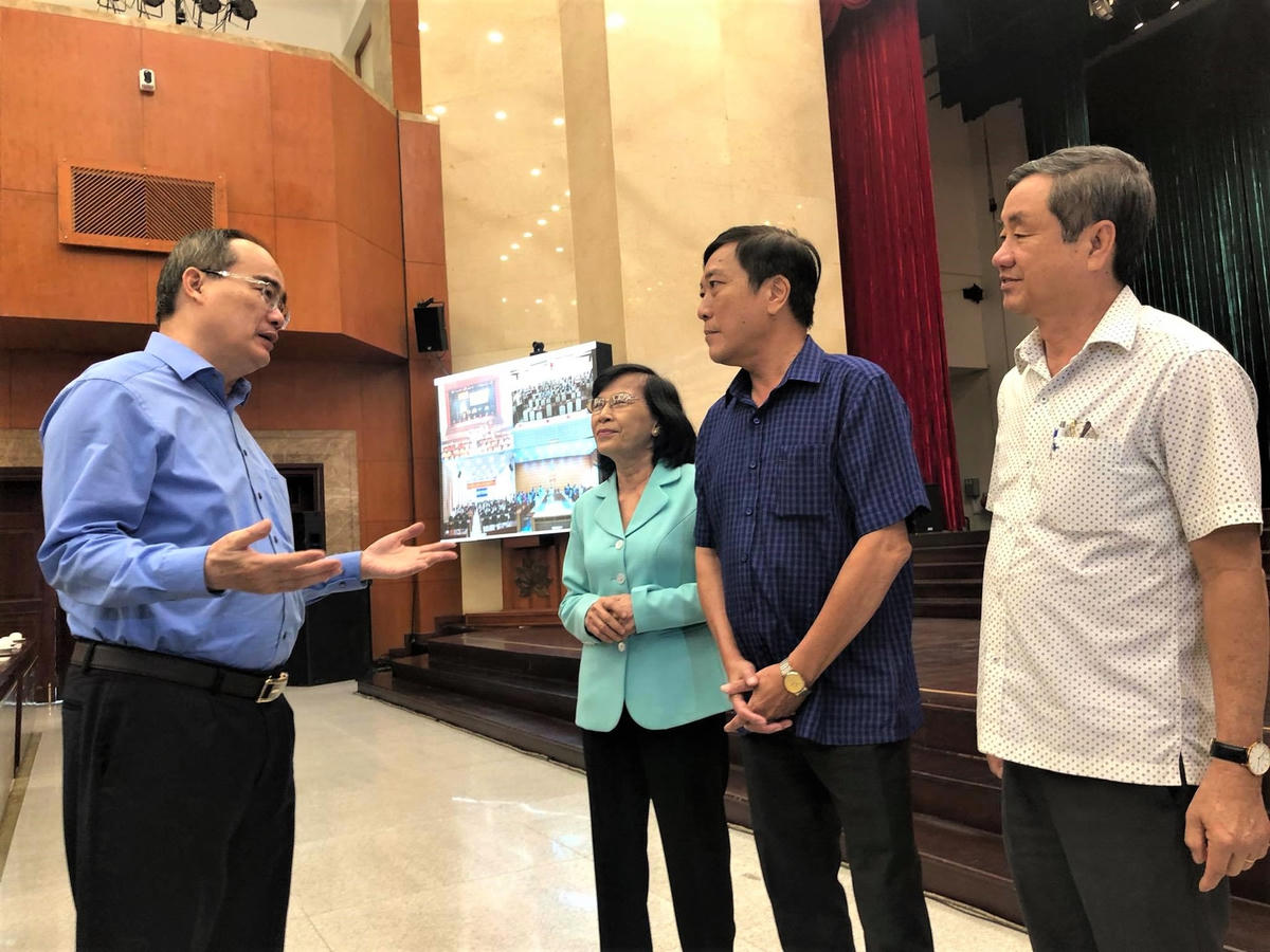 Ông Nguyễn Thiện Nhân trao đổi với đại biểu bên lề Hội nghị. (Ảnh: Hồng Phúc).