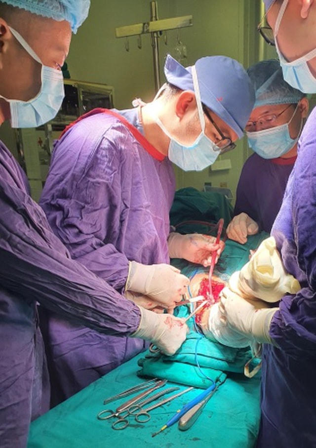 Phẫu thuật kết hợp cùng lúc 5 xương bị gãy