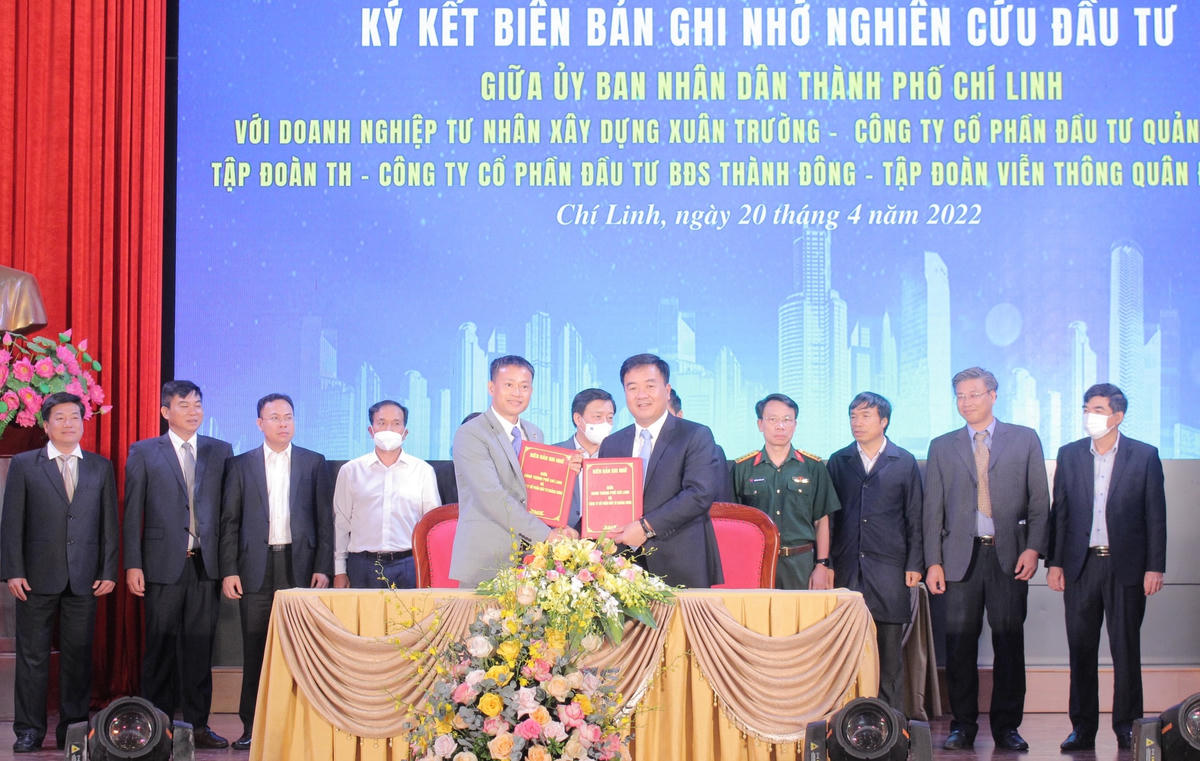  Lễ ký kết hợp tác với các nhà đầu tư.