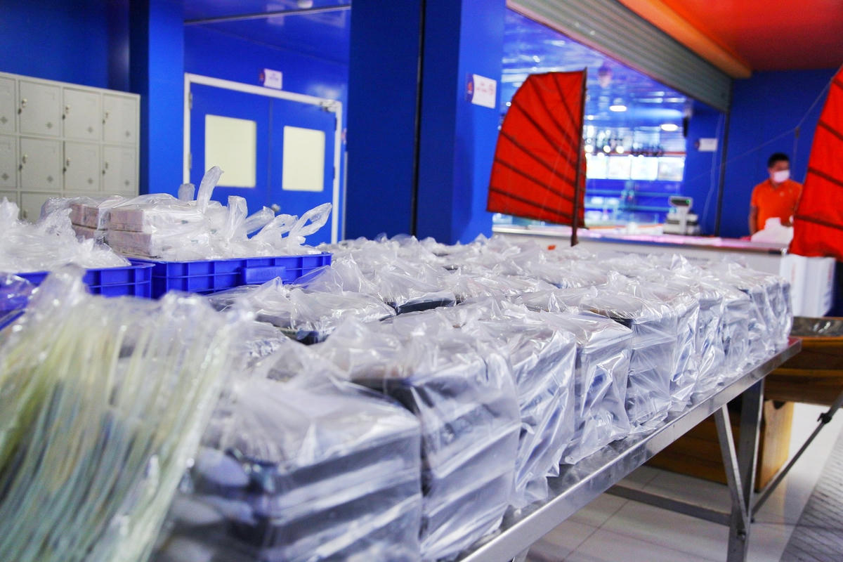 Khoảng 10h, các suất cơm đã sẵn sàng để vận chuyển. Trước đó, Food Banks Việt Nam và BNAFOODS đã làm việc với Ủy ban MTTQ quận Hai Bà Trưng trong ngày đầu thực hiện, lên danh sách các địa điểm và số lượng suất ăn hỗ trợ cụ thể. 