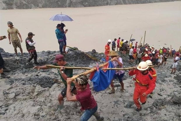 Lực lượng cứu hộ chuyển thi thể nạn nhân trong vụ lở đất tại Hpakant, bang Kachin, Myanmar, ngày 2/7/2020. (Nguồn: THX/TTXVN).