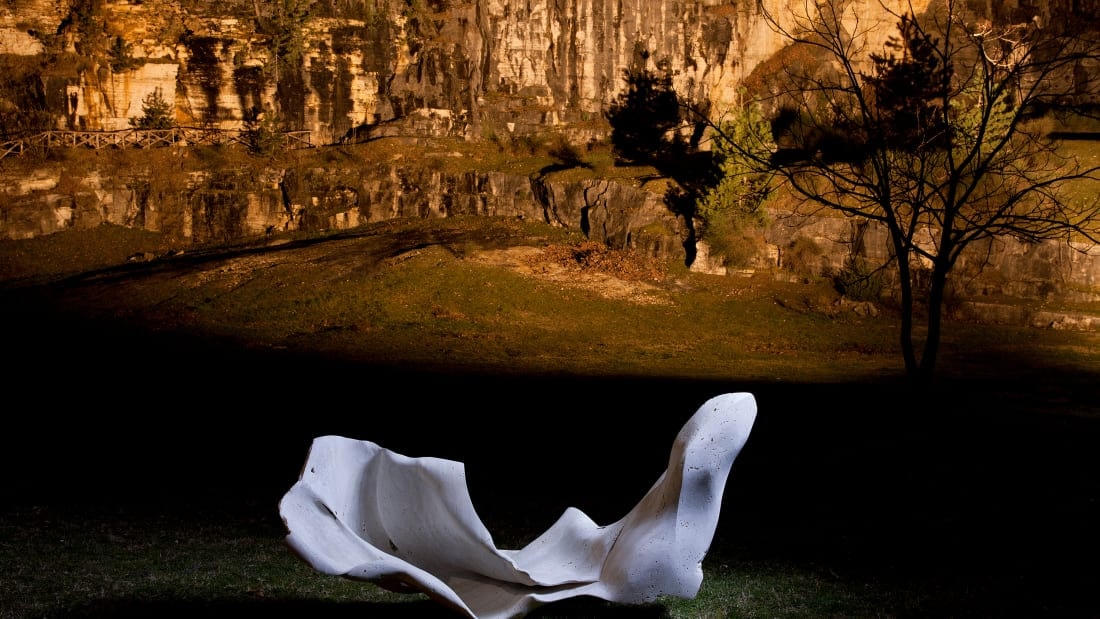 Tác phẩm điêu khắc đá travertine của Giuliano Giuliani. Ảnh: CNN.