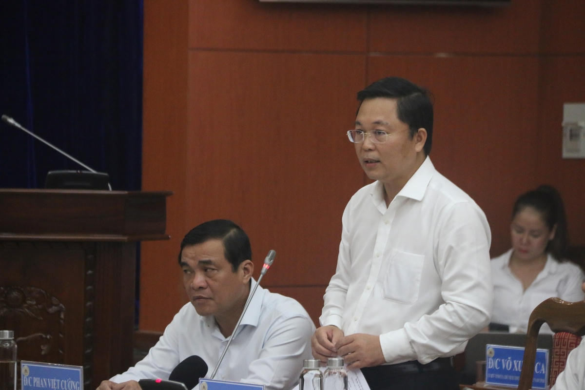 Ông Lê Trí Thanh, Chủ tịch UBND tỉnh Quảng Nam báo cáo với Thủ tướng về thiệt hại do cơn bão số 9.
