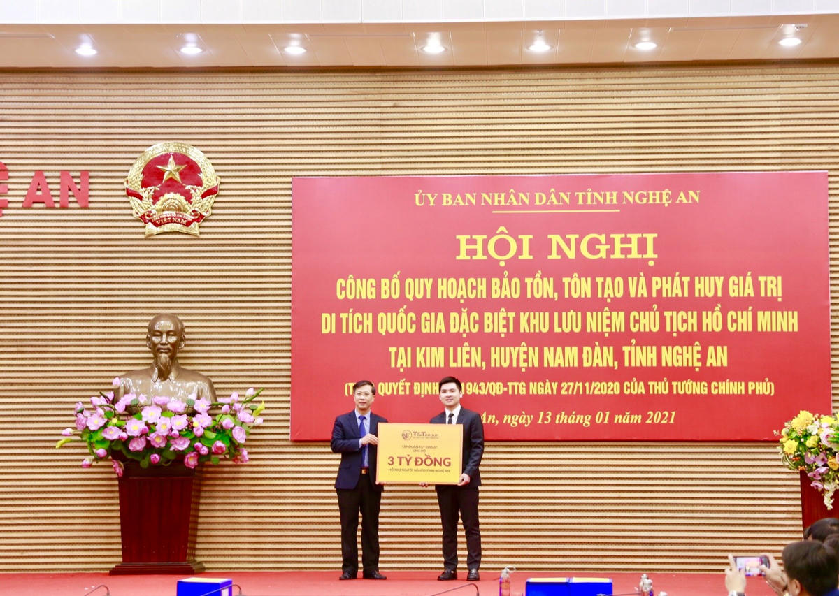 Đại diện Tập đoàn T&T Group trao số tiền ủng hộ 3 tỷ đồng cho Quỹ "Vì người nghèo" Nghệ An để địa phương có thêm kinh phí hỗ trợ cho người nghèo đón năm mới Tân Sửu 2021.