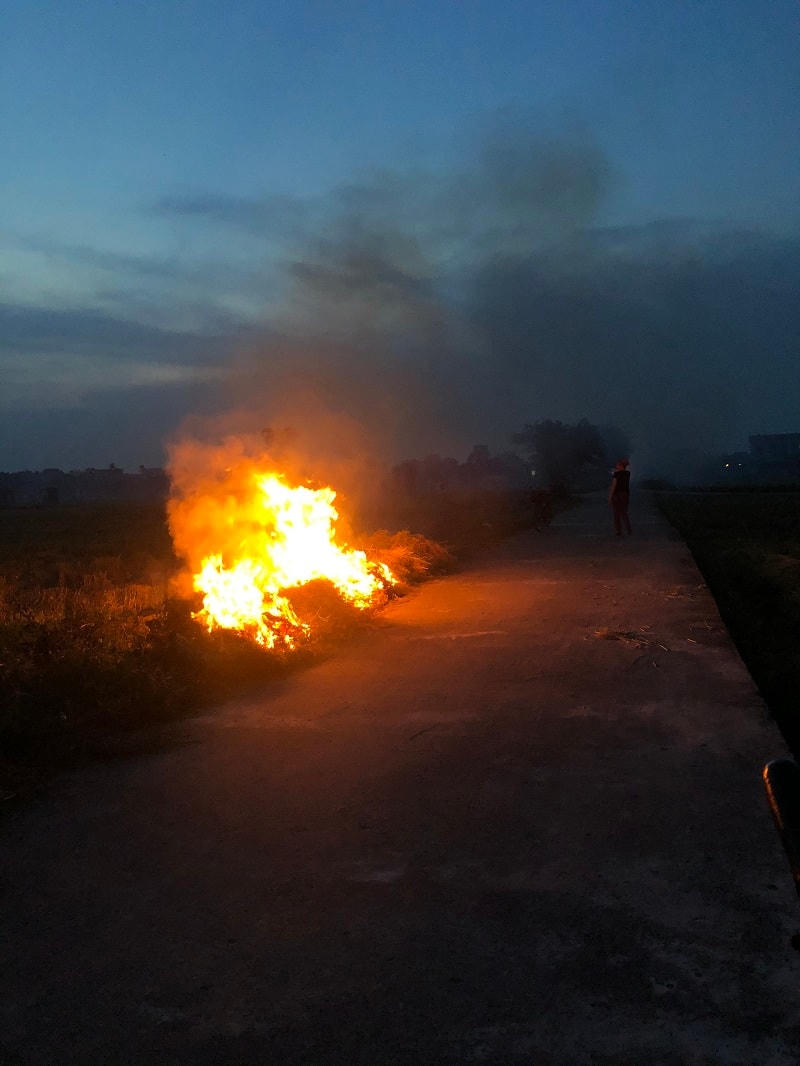 Khoảng thời gian sau 18h, trời chập choạng tối, thời điểm này, người dân đi đốt rơm rạ khá đông.