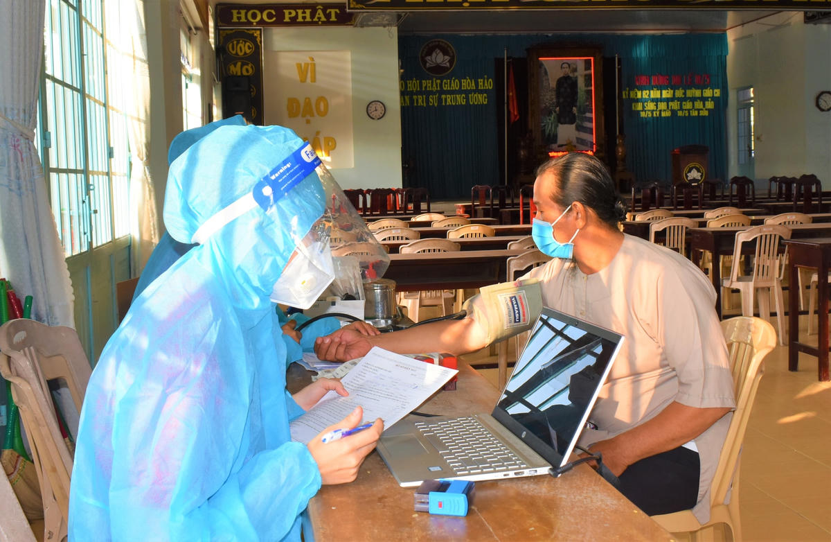 Nhân viên y tế khám sức khỏe trước khi hiến máu.