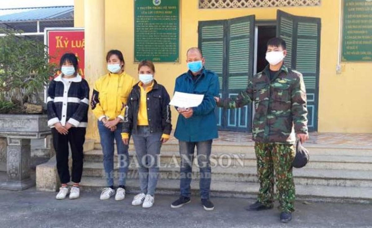 Lộc Văn Lợi và 3 công dân Việt Nam nhập cảnh trái phép từ Trung Quốc về Việt Nam bị Đồn Biên phòng Na Hình bắt giữ. Ảnh:  Báo Lạng Sơn.
