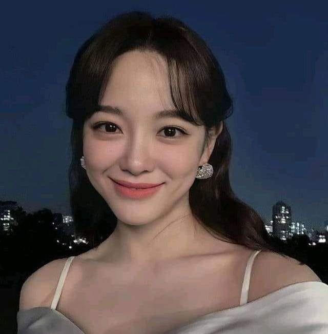 Kim Se Jeong - là nữ chính trong "Hẹn hò chốn công sở" - phim Hàn gây sốt thời gian gần đây. 