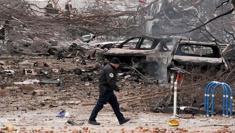 Một nhân viên điều tra tại hiện trường vụ nổ. Ảnh: AP.