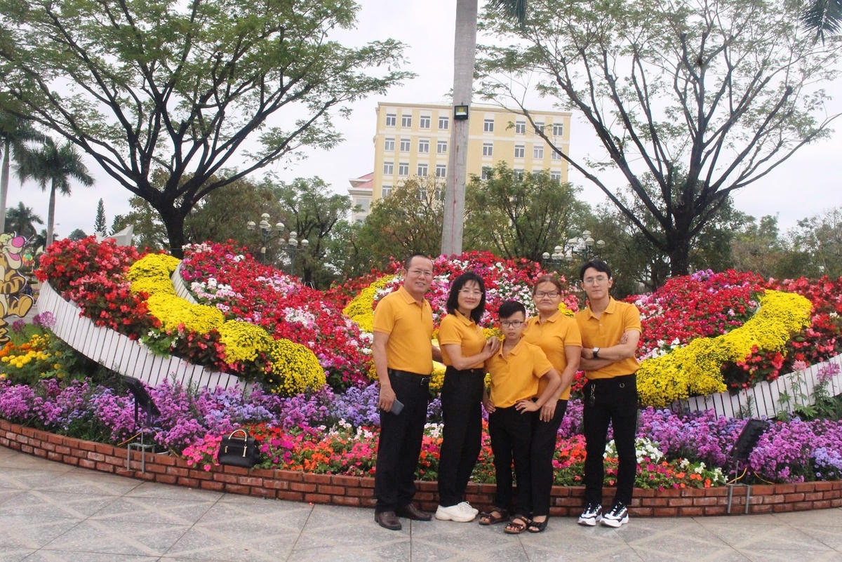 Một gia đình chụp ảnh lưu niệm đầu năm mới.