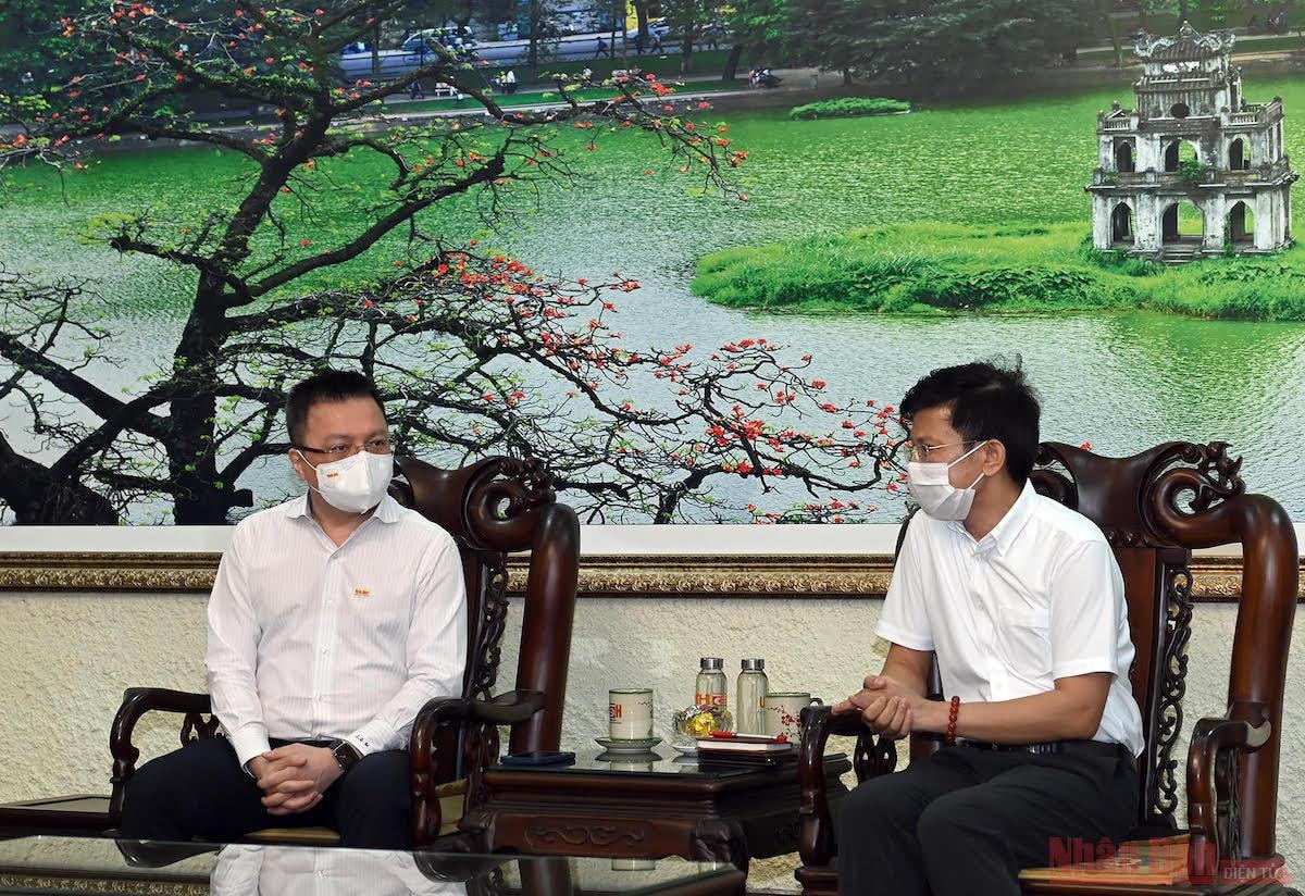 Tổng Biên tập Báo Nhân Dân Lê Quốc Minh trao đổi với GS.TS Hoàng Anh Tuấn, Hiệu trưởng Trường đại học Khoa học Xã hội và Nhân văn.  