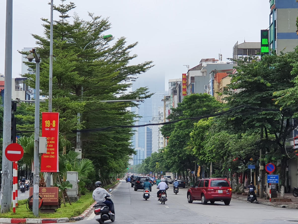 Đường phố Hà Nội đông vui sau khi chính quyền nới quy định về đi lại