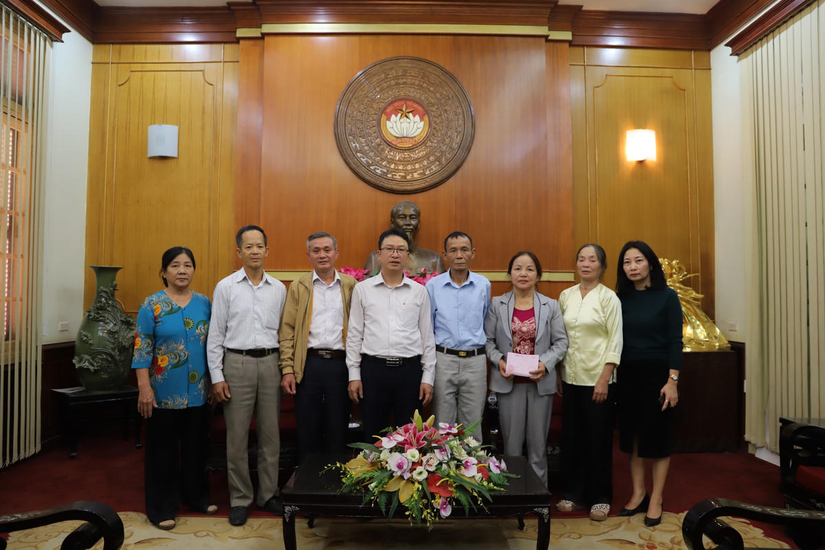 Ông Nguyễn Văn Thanh, Trưởng Ban Tôn giáo UBTƯ MTTQ Việt Nam tiếp nhận ủng hộ từ đoàn Phật tử Thiền phái Trúc Lâm Yên Hưng, Yên Tử, Quảng Ninh.
