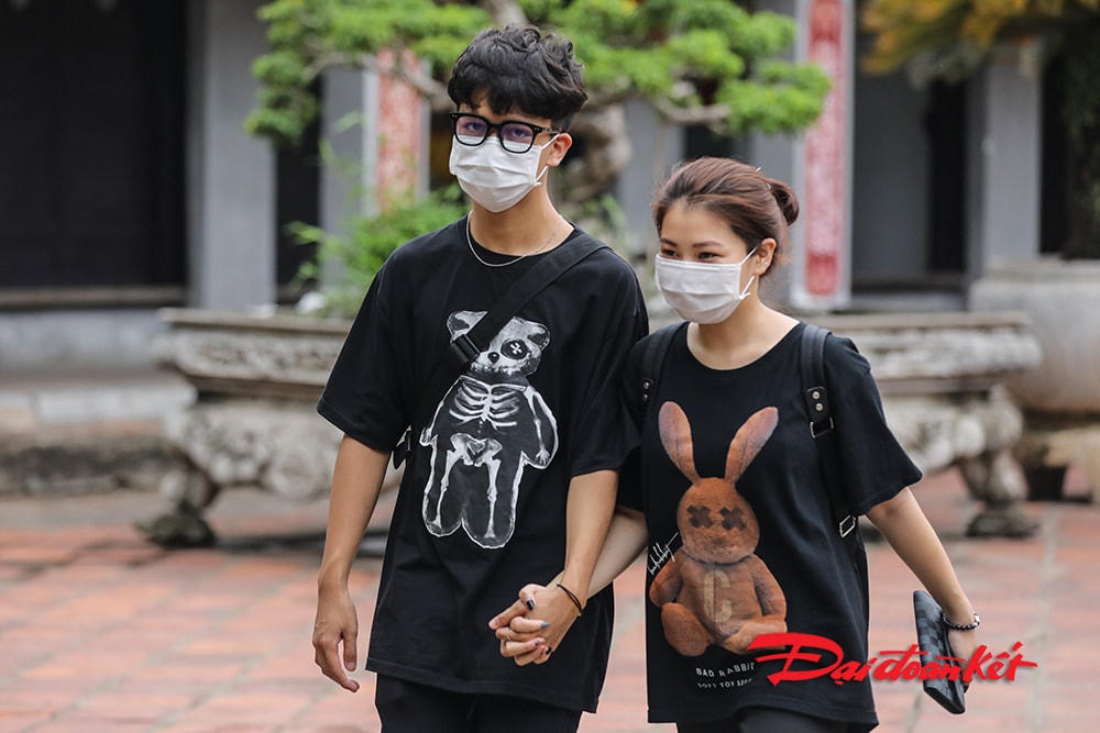 Những cái nắm chặt tay nhau...