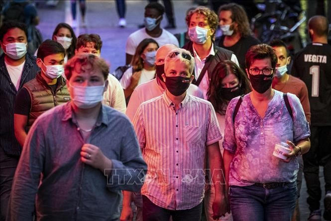Người dân đeo khẩu trang phòng dịch COVID-19 tại Amsterdam, Hà Lan ngày 21/8/2020. Ảnh: AFP/TTXVN.