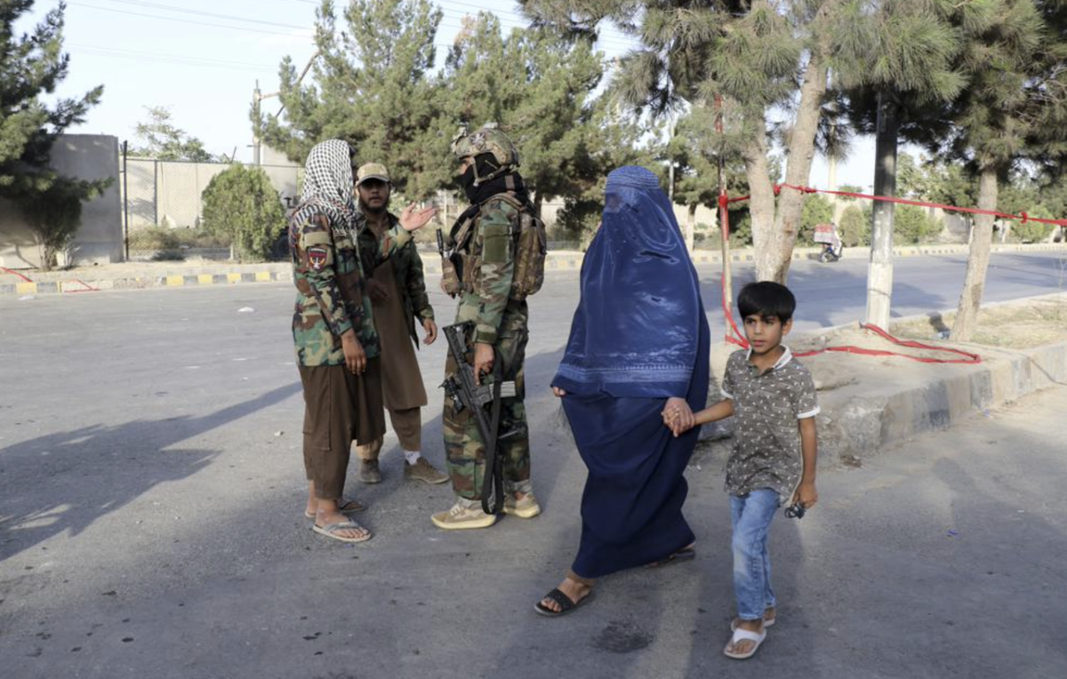 Tay súng Taliban gác gần sân bay quốc tế Hamid Karzai ở Kabul ngày 28/8/2021. Ảnh: AP