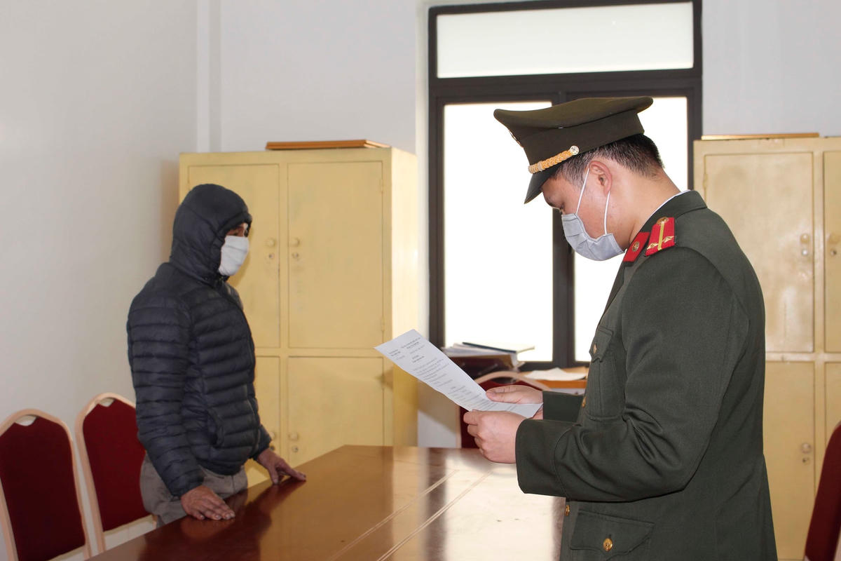 Đối tượng vi phạm hành chính nhận Quyết định xử phạt tại cơ quan công an (ảnh cơ quan công an cung cấp)