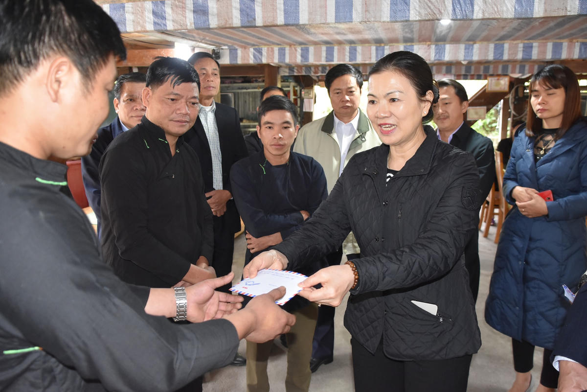 Phó Chủ tịch Trương Thị Ngọc Ánh tặng quà người dân tại xã Thanh Thủy, huyện Vị Xuyên, tỉnh Hà Giang.