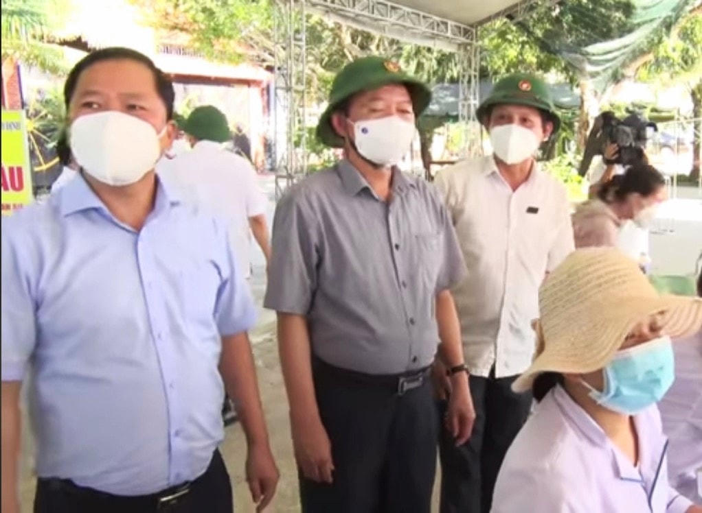 Bí thư tỉnh ủy Bình Định Hồ Quốc Dũng và Chủ tịch UBND tỉnh Nguyễn Phi Long kiểm tra công tác chống dịch Covid-19 tại thị xã Hoài Nhơn.