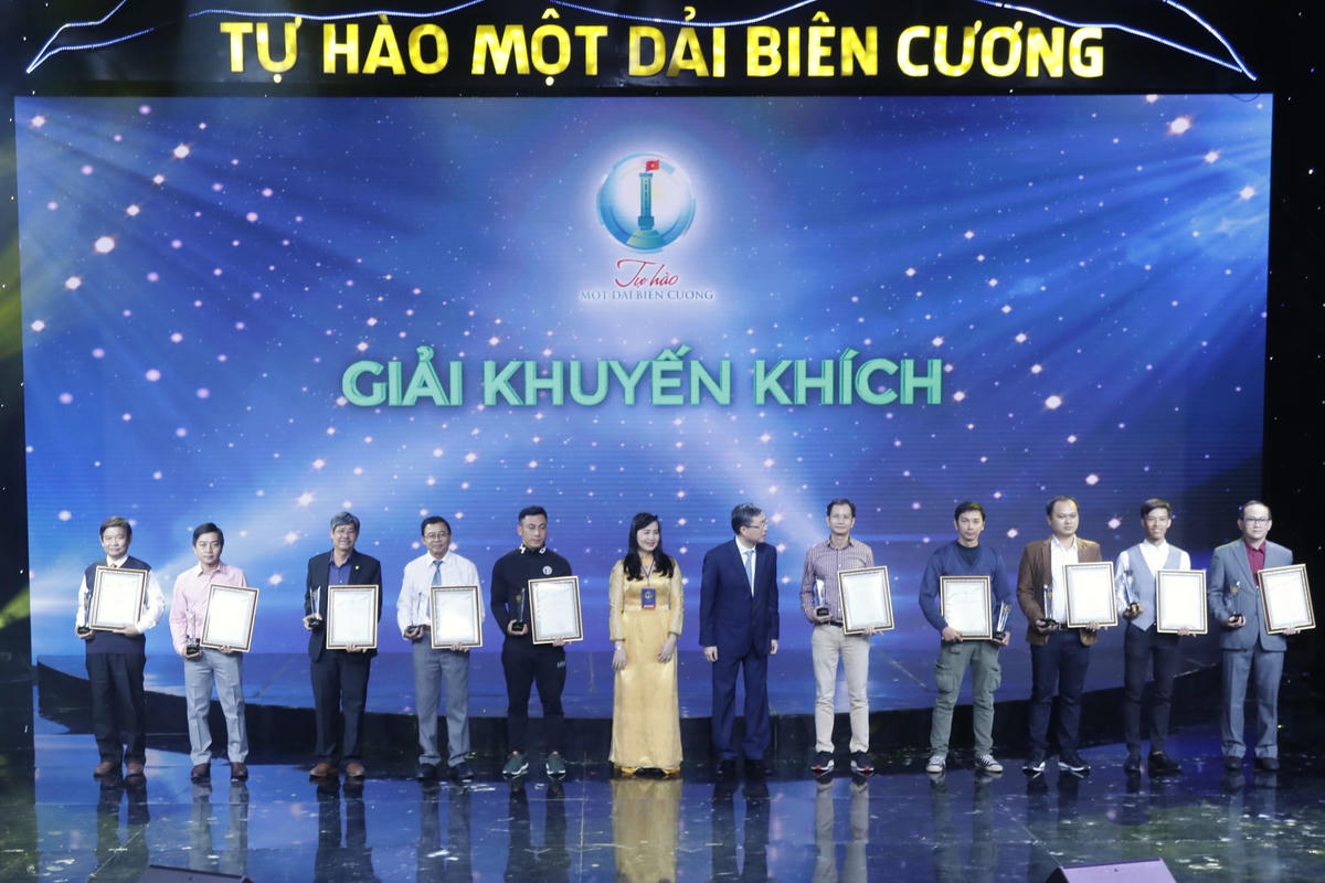 Các tác giả đạt giải Khuyến khích.