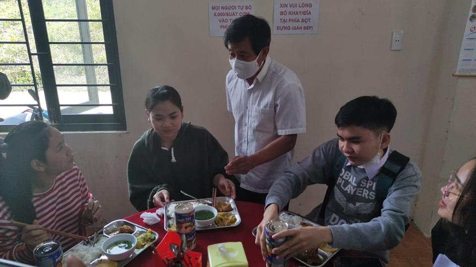 Ngoài ra, ông còn tặng mỗi người 2 hộp sữa đặc và cùng trò chuyện với các bạn sinh viên.