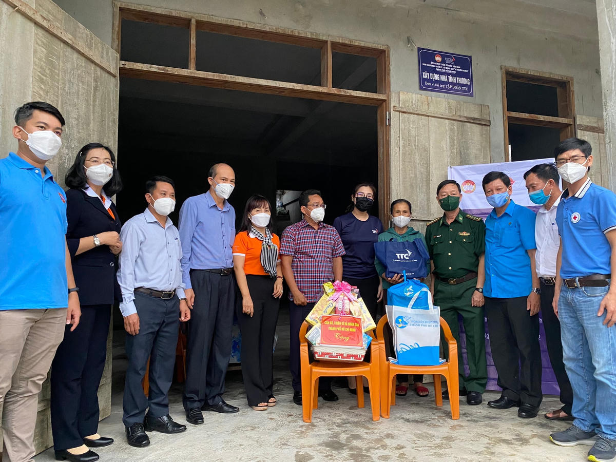 Trao nhà tình thương cho một gia đình nghèo tại xã Phúc Trạch, huyện Bố Trạch, tỉnh Quảng Bình.