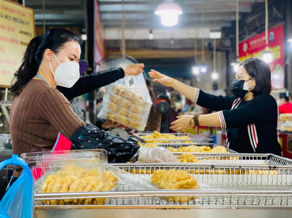Chả mực là một trong những đặc sản nổi tiếng của Quảng Ninh và là sự lựa chọn làm quà biếu Tết của nhiều gia đình.