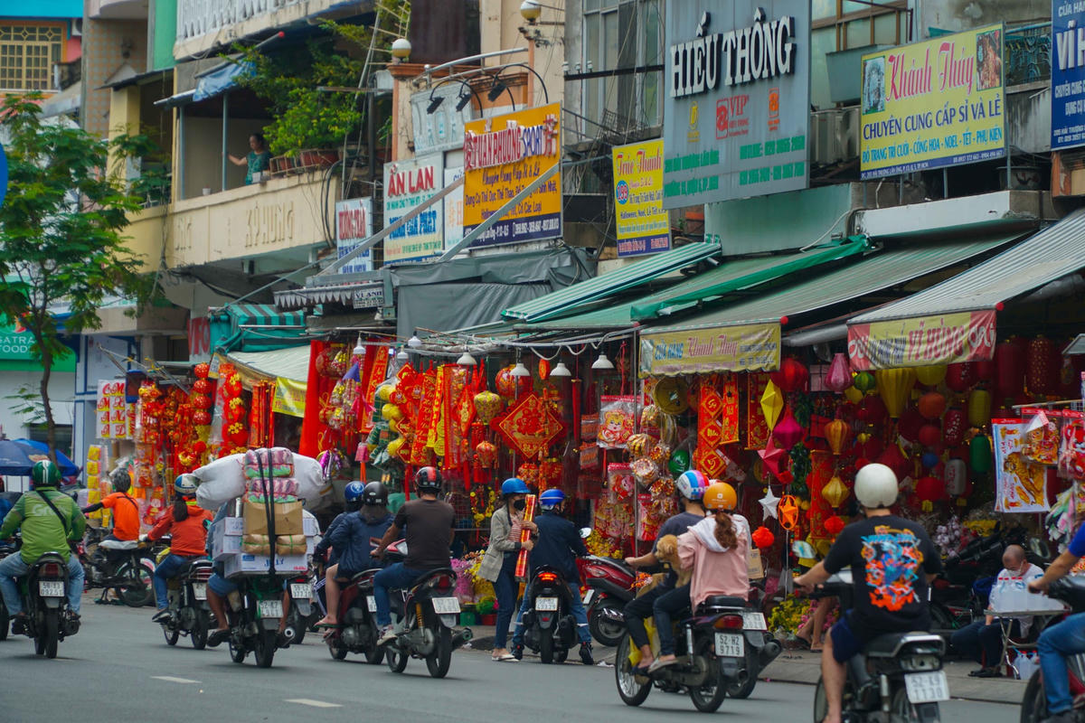 Người dân tìm mua các mặt hàng trang trí Tết.