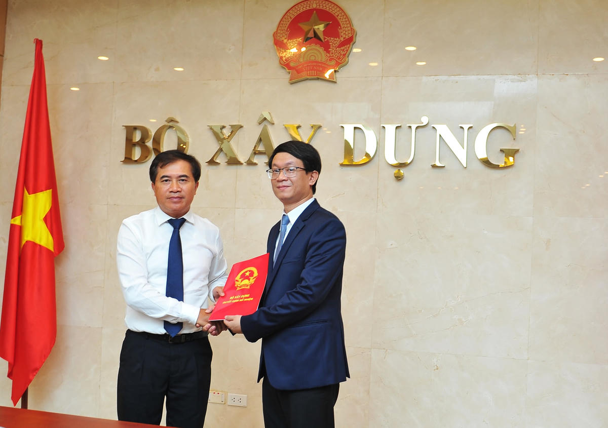 Thứ trưởng Bộ Xây dựng Lê Quang Hùng trao Quyết định bổ nhiệm ông Trần Quốc Thái (phải).