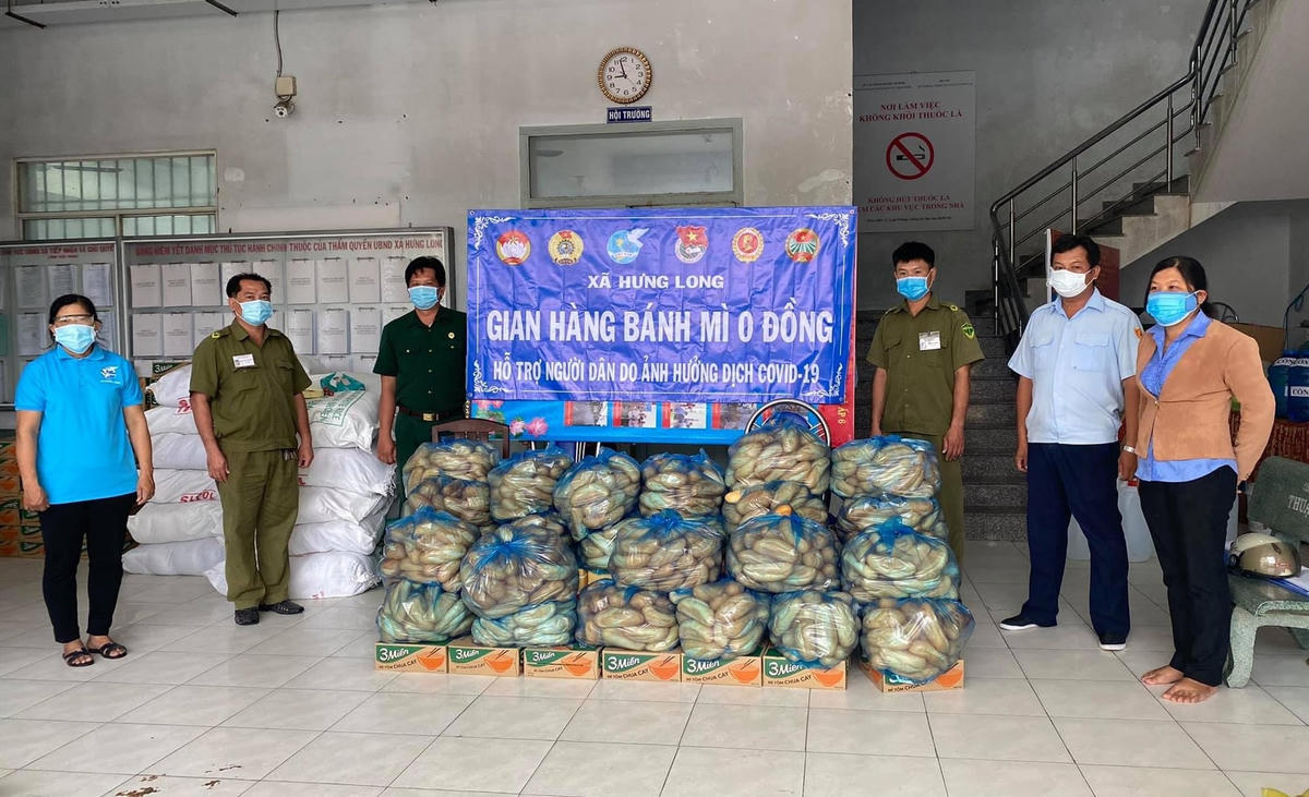 “Gian hàng bánh mì 0 đồng” xã Hưng Long, huyện Bình Chánh, TP HCM.