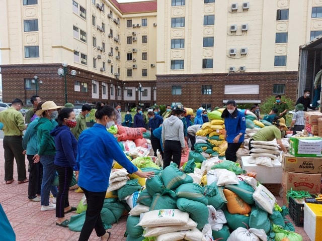 Cán bộ công nhân viên, đoàn viên, cùng bà con nhân dân huyện Kỳ Anh chuẩn bị hàng hóa tiếp ứng cho miền Nam thân yêu.  