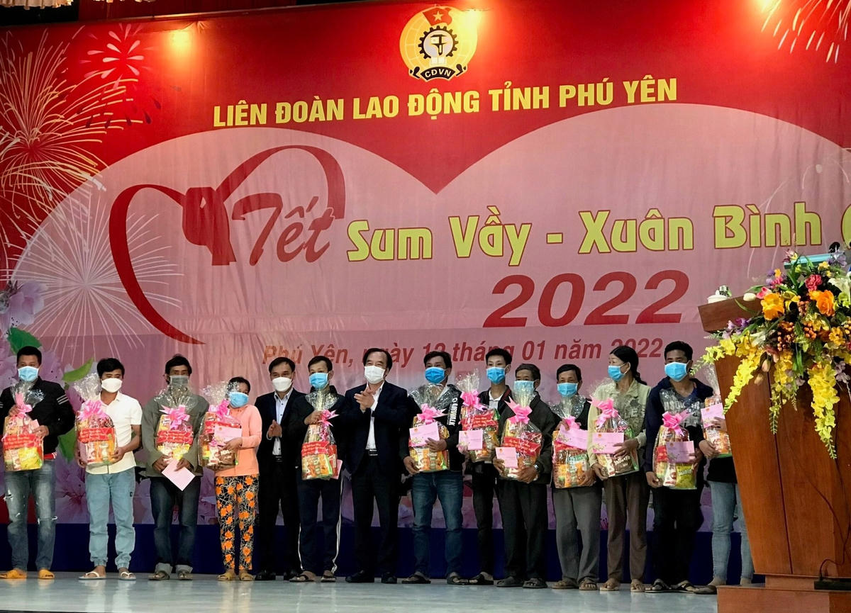 Phó Chủ tịch UBTƯ MTTQ Việt Nam Ngô Sách Thực trao quà cho người lao động, những người gặp khó khăn do ảnh hưởng của đại dịch Covid-19 tại Phú Yên.