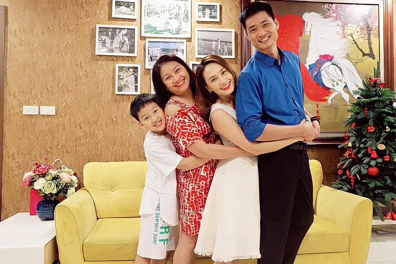 Bảo Thanh hài hước: “Nhờ các cao nhân cõi phây photoshop giúp em thêm hình em Nu ở chỗ trống ở ghế với".