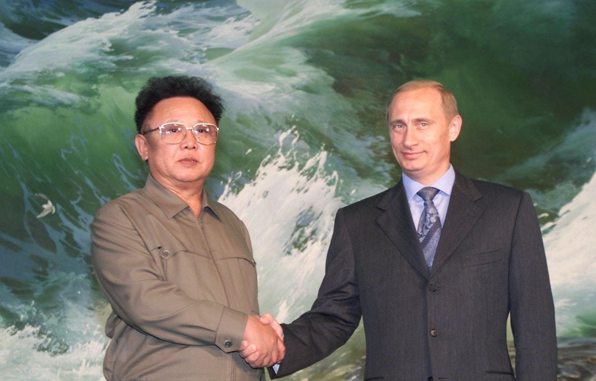 Nhà lãnh đạo Triều Tiên Kim Jong Il (trái) và Tổng thống Nga Vladimir Putin (phải) tại cuộc gặp ở Bình Nhưỡng, ngày 19/7/2000. (Ảnh: AFP/TTXVN).